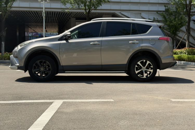 Used Toyota RAV4 2016 2.0L CVT Two-Wheel Drive Fashion Edition China V Standard Exterior 3