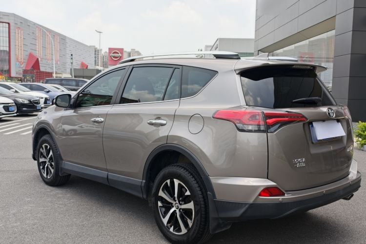 Used Toyota RAV4 2016 2.0L CVT Two-Wheel Drive Fashion Edition China V Standard Exterior 3