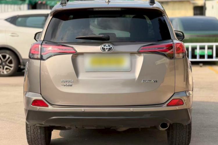 Used Toyota RAV4 2016 2.0L CVT Two-Wheel Drive Fashion Edition China V Standard Exterior 4