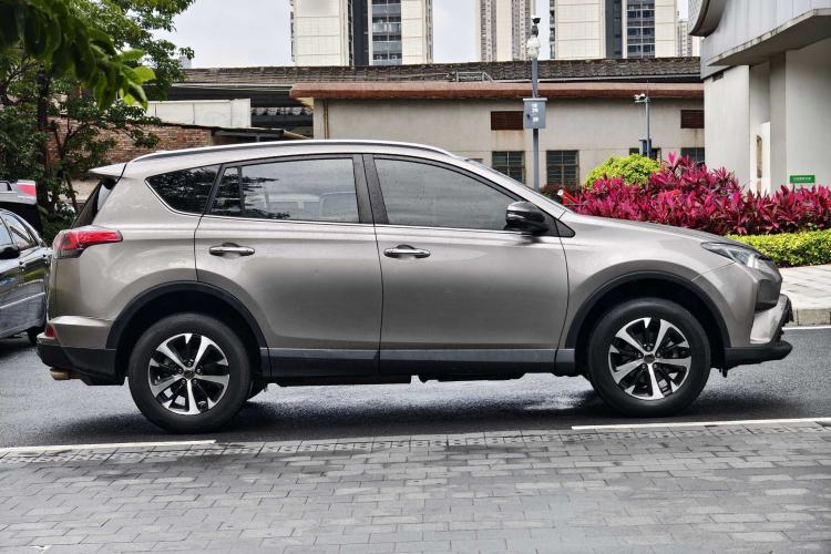 Used Toyota RAV4 2016 2.0L CVT Two-Wheel Drive Fashion Edition China V Standard Exterior 5
