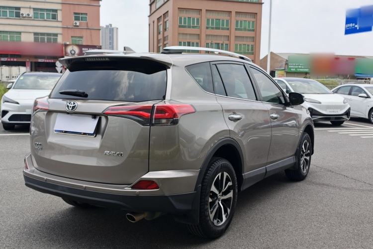 Used Toyota RAV4 2016 2.0L CVT Two-Wheel Drive Fashion Edition China V Standard Exterior 5