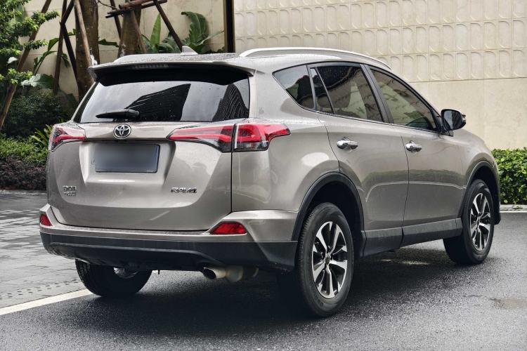 Used Toyota RAV4 2016 2.0L CVT Two-Wheel Drive Fashion Edition China V Standard Exterior 8
