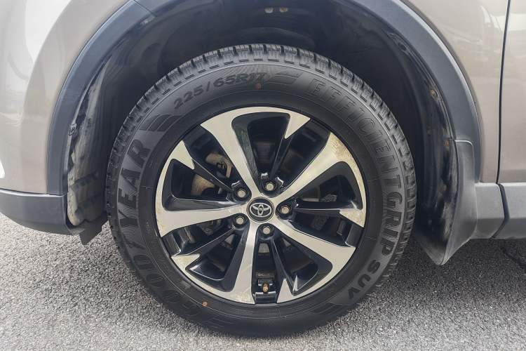 Used Toyota RAV4 2016 2.0L CVT Two-Wheel Drive Fashion Edition China V Standard Exterior 8