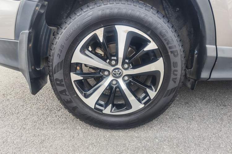 Used Toyota RAV4 2016 2.0L CVT Two-Wheel Drive Fashion Edition China V Standard Exterior 9