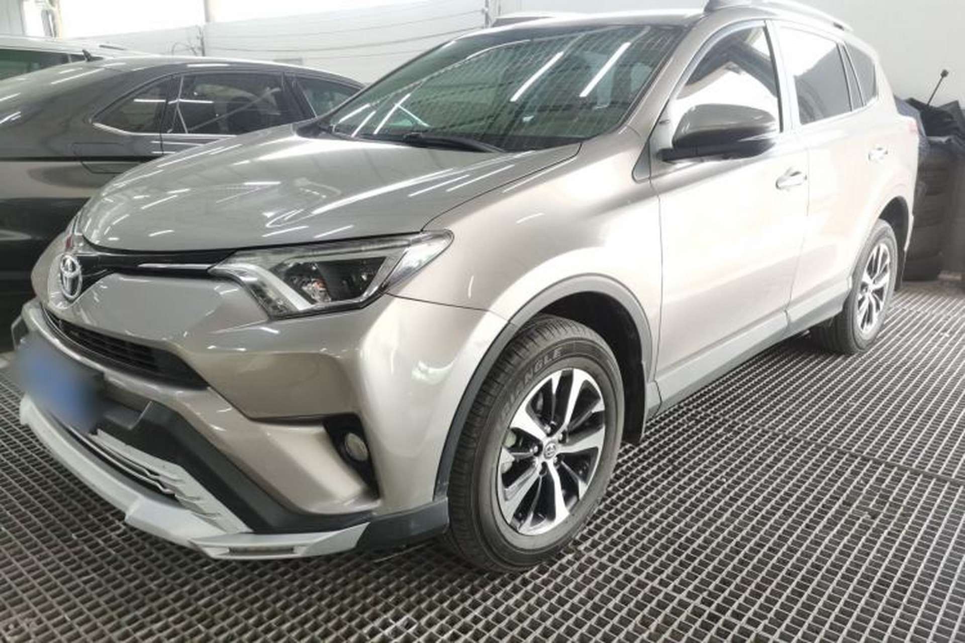 Used Toyota RAV4 2016 2.0L CVT Two-Wheel Drive Fashion Edition China V Standard Front Left 45 Deg