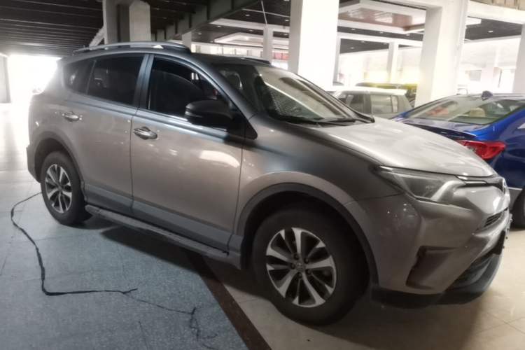 Used Toyota RAV4 2016 2.0L CVT Two-Wheel Drive Fashion Edition China V Standard Front Right 45 Deg