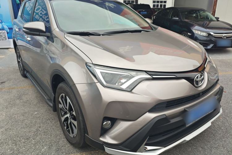Used Toyota RAV4 2016 2.0L CVT Two-Wheel Drive Fashion Edition China V Standard Front Right 45 Deg