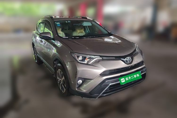 Used Toyota RAV4 2016 2.0L CVT Two-Wheel Drive Fashion Edition China V Standard Front Right 45 Deg
