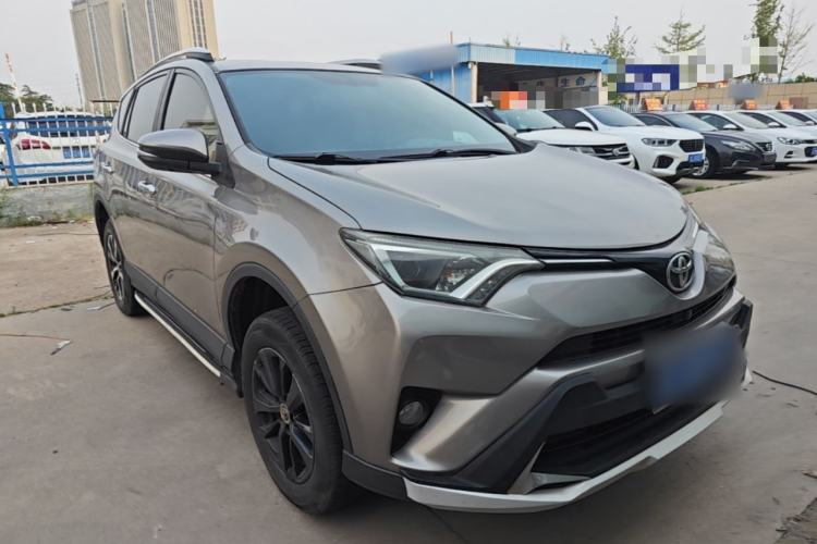 Used Toyota RAV4 2016 2.0L CVT Two-Wheel Drive Fashion Edition China V Standard Front Right 45 Deg