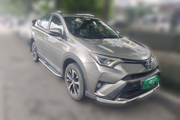 Used Toyota RAV4 2016 2.0L CVT Two-Wheel Drive Fashion Edition China V Standard Front Right 45 Deg