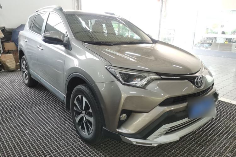 Used Toyota RAV4 2016 2.0L CVT Two-Wheel Drive Fashion Edition China V Standard Front Right 45 Deg