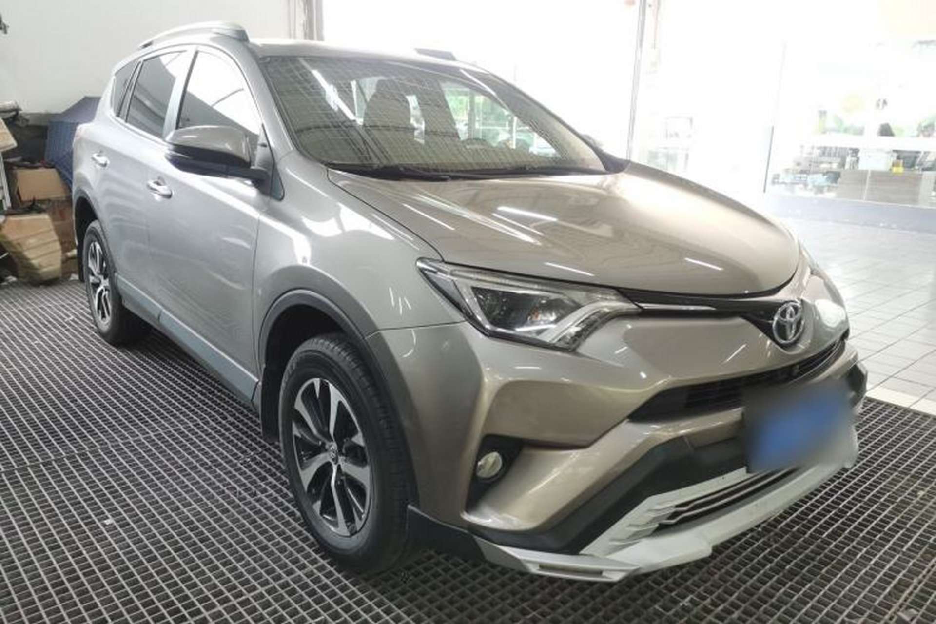 Used Toyota RAV4 2016 2.0L CVT Two-Wheel Drive Fashion Edition China V Standard Front Right 45 Deg