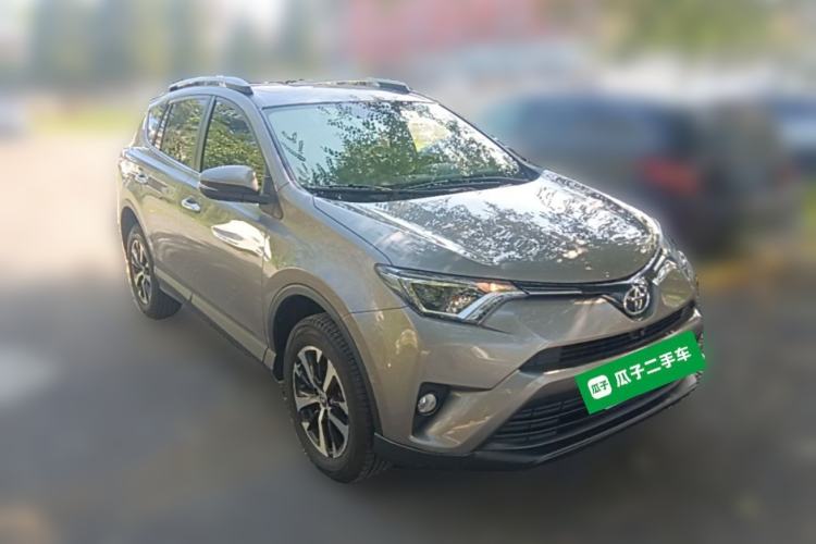 Used Toyota RAV4 2016 2.0L CVT Two-Wheel Drive Fashion Edition China V Standard Front Right 45 Deg