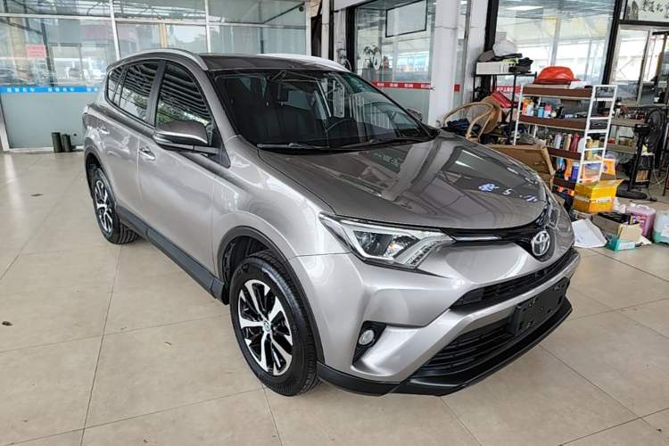 Used Toyota RAV4 2016 2.0L CVT Two-Wheel Drive Fashion Edition China V Standard Front Right 45 Deg