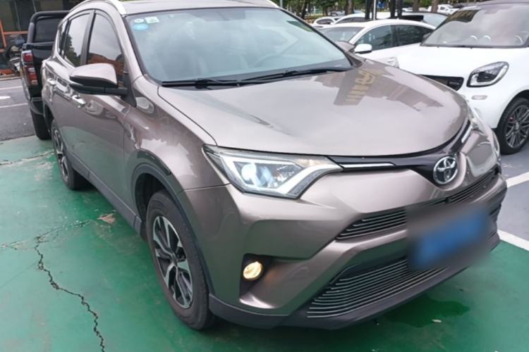 Used Toyota RAV4 2016 2.0L CVT Two-Wheel Drive Fashion Edition China V Standard Front Right 45 Deg