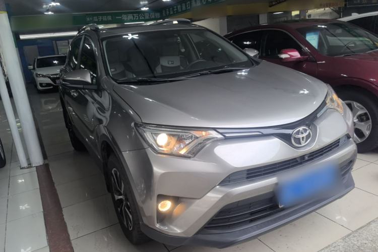 Used Toyota RAV4 2016 2.0L CVT Two-Wheel Drive Fashion Edition China V Standard Front Right 45 Deg