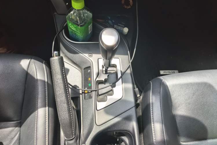 Used Toyota RAV4 2016 2.0L CVT Two-Wheel Drive Smart Edition China V Standard Gear Lever