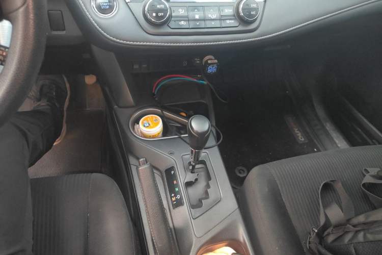 Used Toyota RAV4 2016 2.0L CVT Two-Wheel Drive Fashion Edition China V Standard Gear Lever