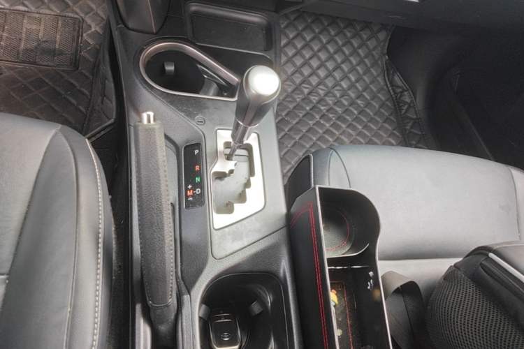 Used Toyota RAV4 2016 2.0L CVT Two-Wheel Drive Smart Edition China V Standard Gear Lever