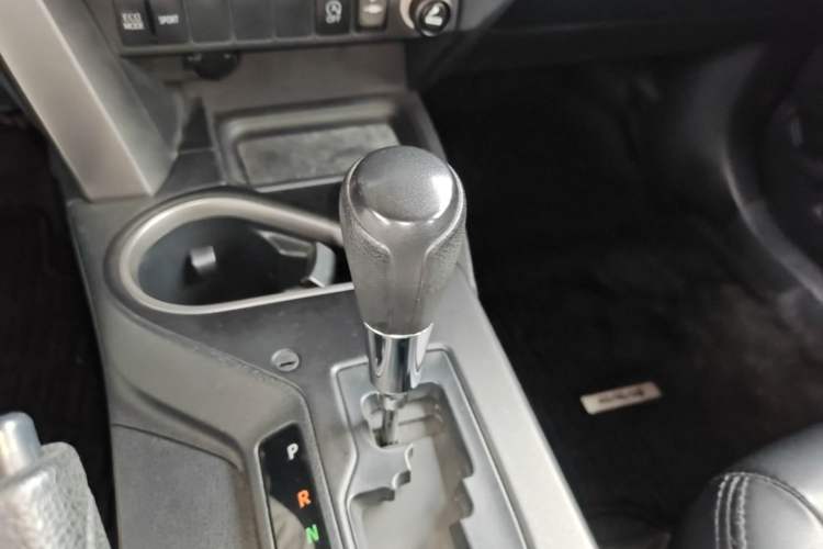 Used Toyota RAV4 2016 2.0L CVT Two-Wheel Drive Fashion Edition China V Standard Gear Lever
