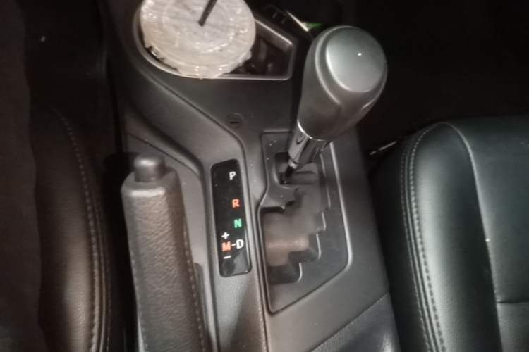 Used Toyota RAV4 2016 2.0L CVT Two-Wheel Drive Fashion Edition China V Standard Gear Lever