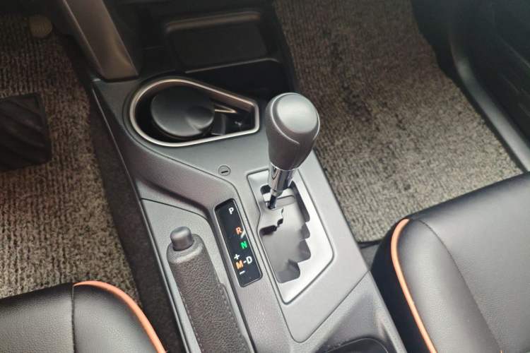 Used Toyota RAV4 2016 2.0L CVT Two-Wheel Drive Fashion Edition China V Standard Gear Lever