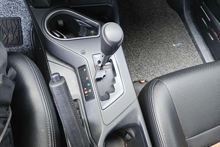 Used Toyota RAV4 2016 2.0L CVT Two-Wheel Drive Comfort Edition China V Standard Gear Lever