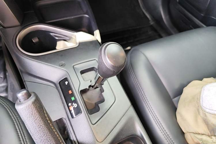 Used Toyota RAV4 2016 2.0L CVT Two-Wheel Drive Fashion Edition China V Standard Gear Lever