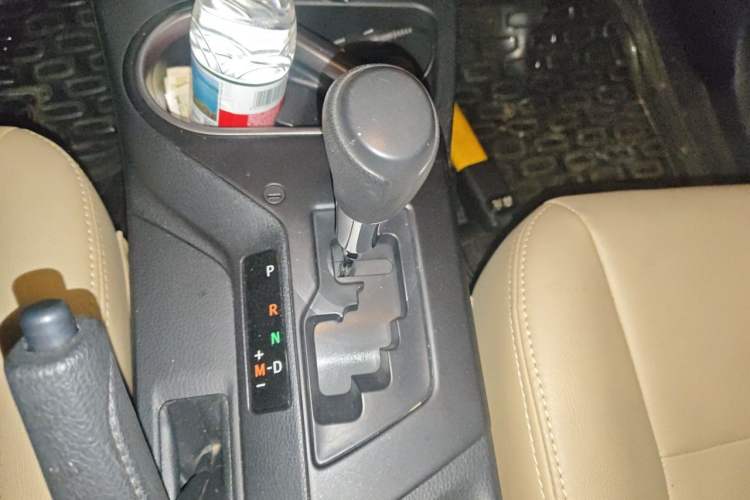 Used Toyota RAV4 2016 2.0L CVT Two-Wheel Drive Fashion Edition China V Standard Gear Lever