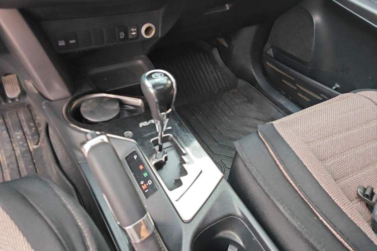 Used Toyota RAV4 2016 2.0L CVT Two-Wheel Drive Fashion Edition China V Standard Gear Lever