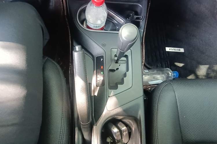 Used Toyota RAV4 2016 2.0L CVT Two-Wheel Drive Fashion Edition China V Standard Gear Lever