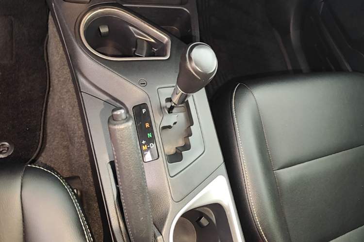 Used Toyota RAV4 2016 2.0L CVT Two-Wheel Drive Fashion Edition China V Standard Gear Lever