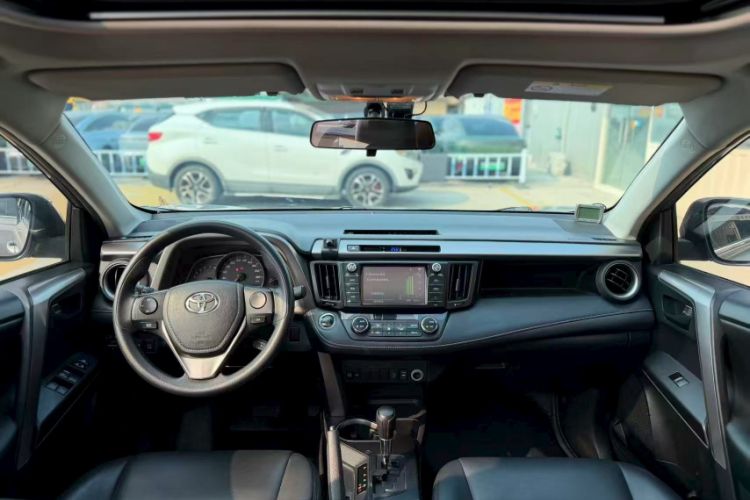 Used Toyota RAV4 2016 2.0L CVT Two-Wheel Drive Fashion Edition China V Standard Interior 2