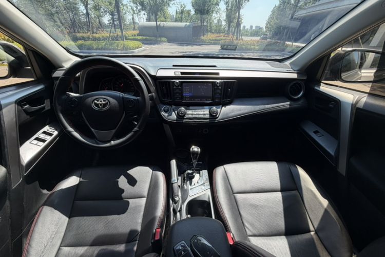 Used Toyota RAV4 2016 2.0L CVT Two-Wheel Drive Fashion Edition China V Standard Interior 2