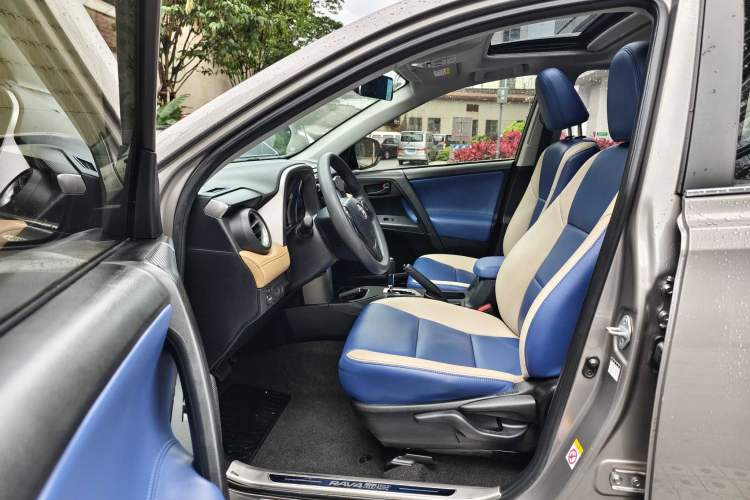 Used Toyota RAV4 2016 2.0L CVT Two-Wheel Drive Fashion Edition China V Standard Interior 2