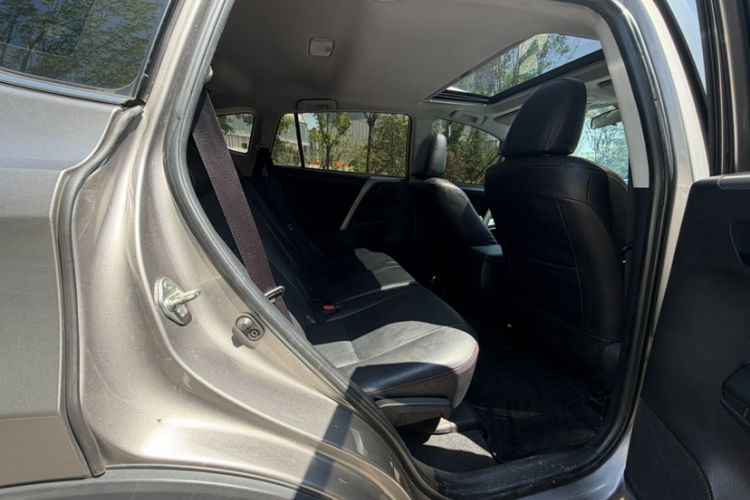 Used Toyota RAV4 2016 2.0L CVT Two-Wheel Drive Fashion Edition China V Standard Interior 3
