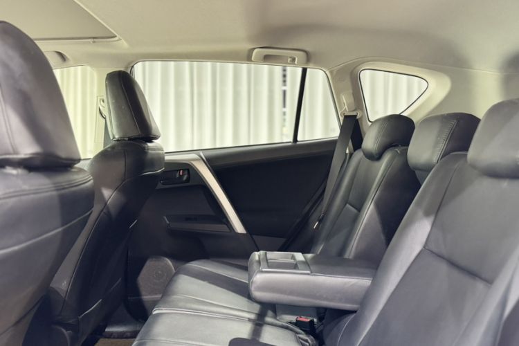 Used Toyota RAV4 2016 2.0L CVT Two-Wheel Drive Fashion Edition China V Standard Interior 3