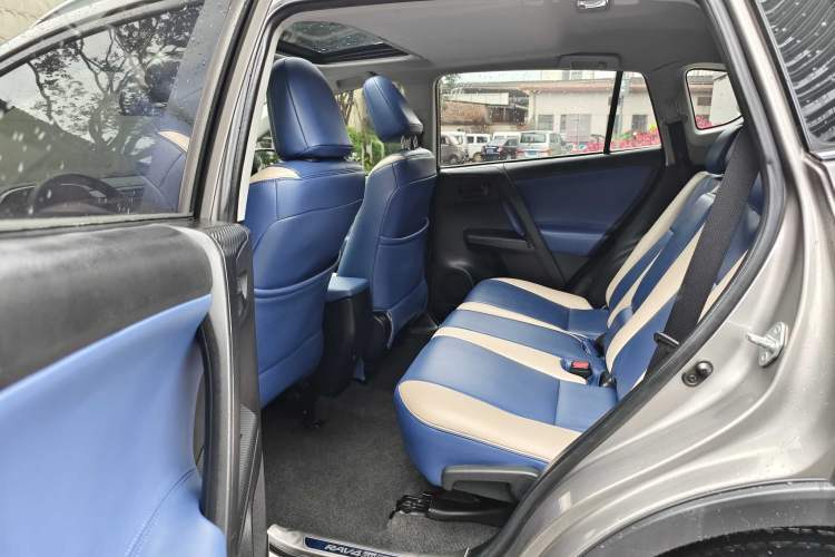 Used Toyota RAV4 2016 2.0L CVT Two-Wheel Drive Fashion Edition China V Standard Interior 3