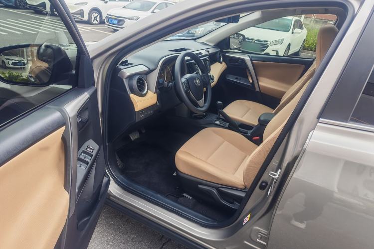 Used Toyota RAV4 2016 2.0L CVT Two-Wheel Drive Fashion Edition China V Standard Interior 3