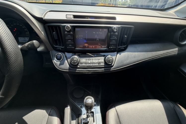 Used Toyota RAV4 2016 2.0L CVT Two-Wheel Drive Fashion Edition China V Standard Interior 4