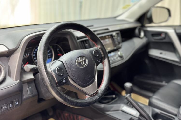 Used Toyota RAV4 2016 2.0L CVT Two-Wheel Drive Fashion Edition China V Standard Interior 4
