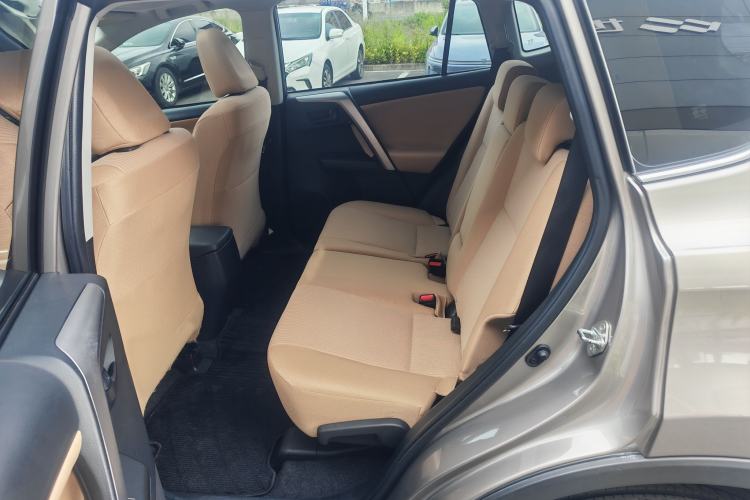 Used Toyota RAV4 2016 2.0L CVT Two-Wheel Drive Fashion Edition China V Standard Interior 4