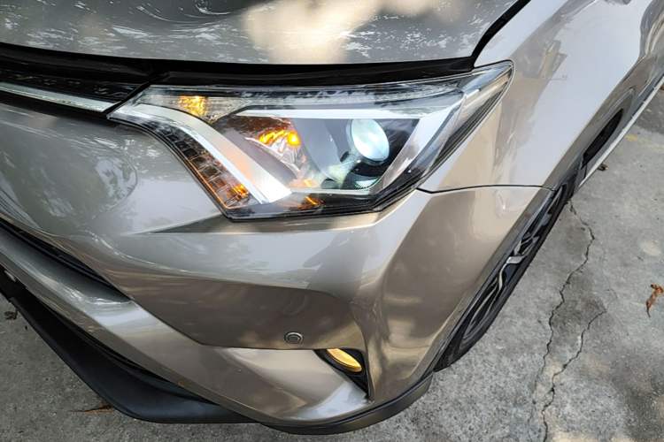 Used Toyota RAV4 2016 2.0L CVT Two-Wheel Drive Fashion Edition China V Standard Left Front Headlight