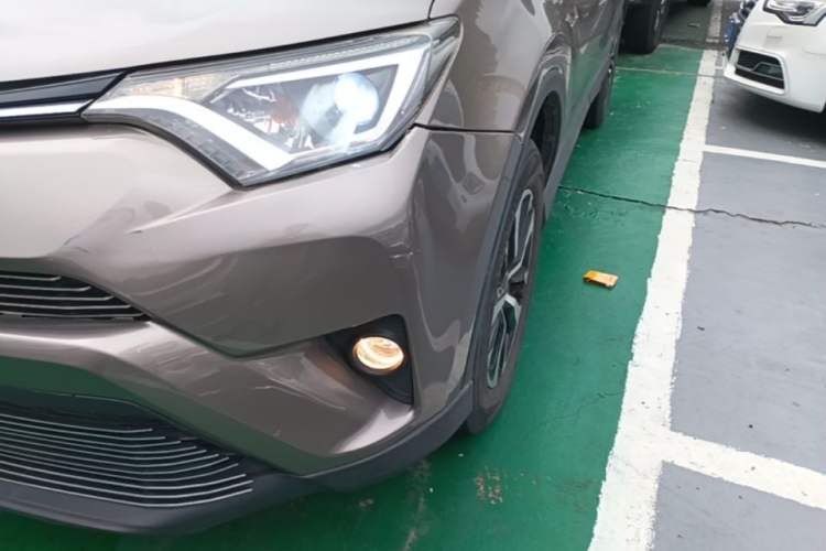 Used Toyota RAV4 2016 2.0L CVT Two-Wheel Drive Fashion Edition China V Standard Left Front Headlight