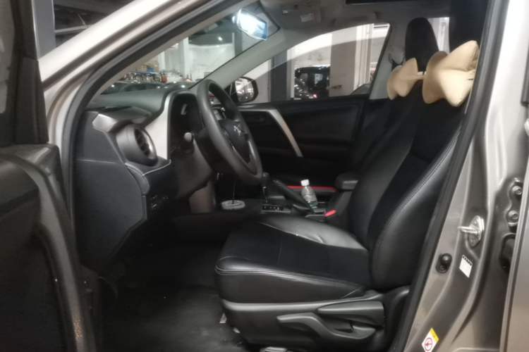 Used Toyota RAV4 2016 2.0L CVT Two-Wheel Drive Fashion Edition China V Standard Left Front Seat