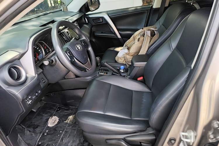 Used Toyota RAV4 2016 2.0L CVT Two-Wheel Drive Fashion Edition China V Standard Left Front Seat
