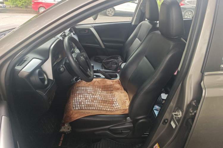 Used Toyota RAV4 2016 2.0L CVT Two-Wheel Drive Fashion Edition China V Standard Left Front Seat