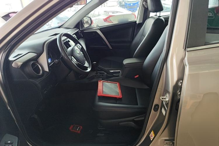 Used Toyota RAV4 2016 2.0L CVT Two-Wheel Drive Fashion Edition China V Standard Left Front Seat