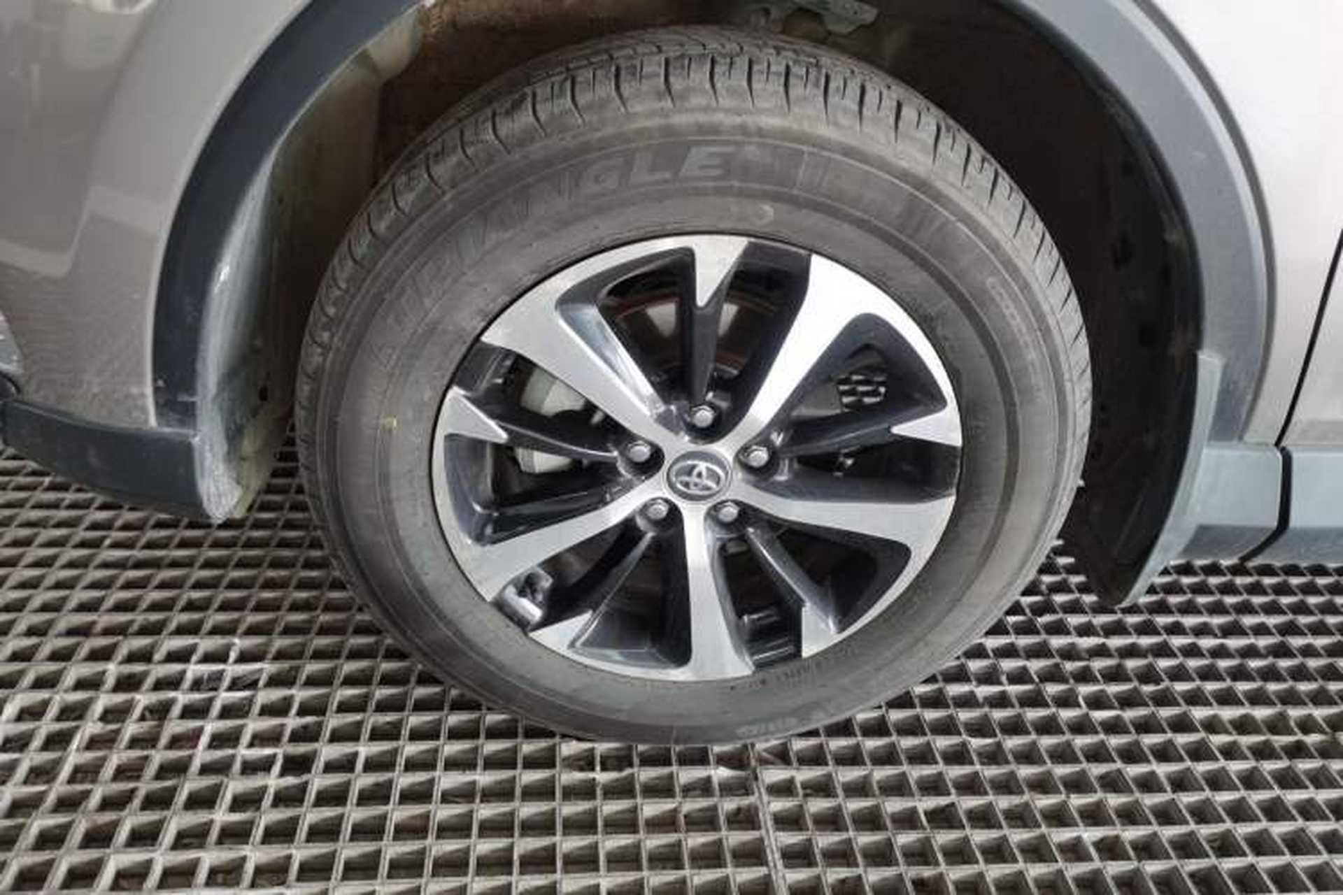 Used Toyota RAV4 2016 2.0L CVT Two-Wheel Drive Fashion Edition China V Standard Left Front Wheel Hub