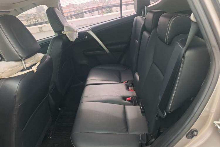 Used Toyota RAV4 2016 2.0L CVT Two-Wheel Drive Smart Edition China V Standard Left Rear Seat